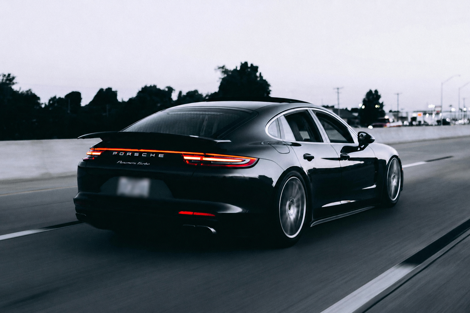 Svart Porsche i bevegelse, bilvask hos Drammen CarWash i Drammen